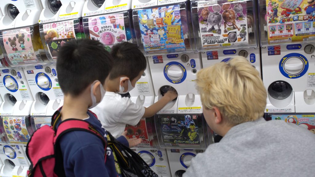 Why not brighten up someone else’s day and helping them win their favorite gashapon