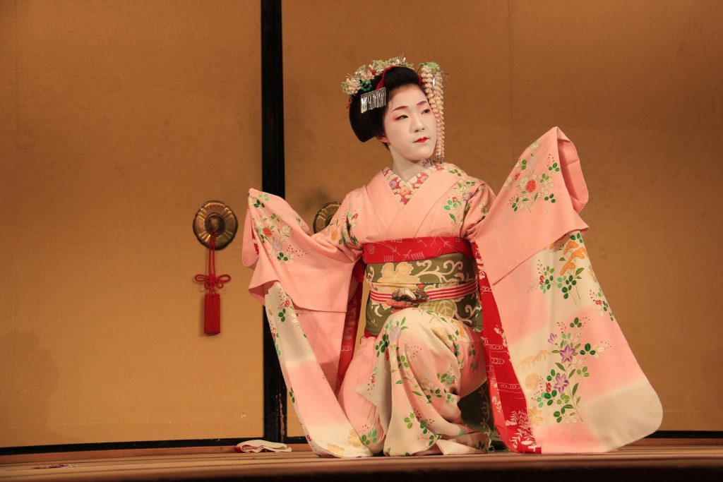 Geisha traditional dance