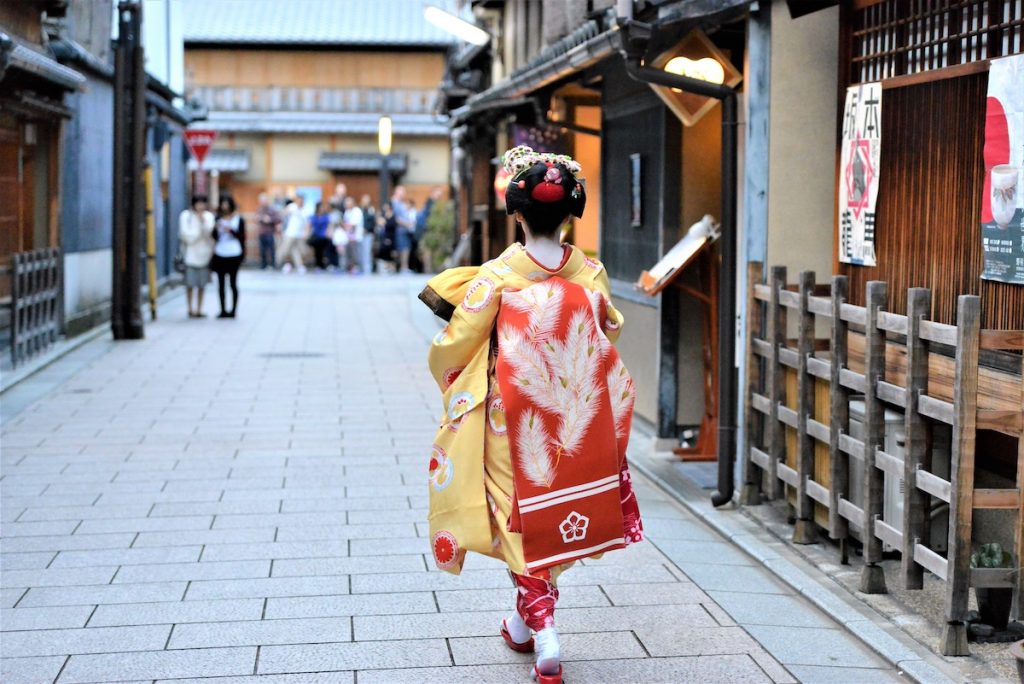 Maiko wear long obi raging from 13-16 feet